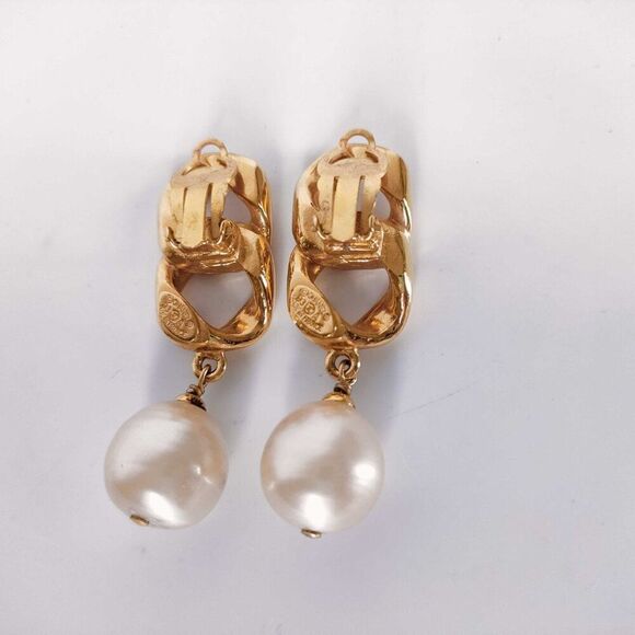 Pristine Vintage Chanel Gold-Plated Clip On Earrings with Drop Baroque Pearls - Picture 2 of 11
